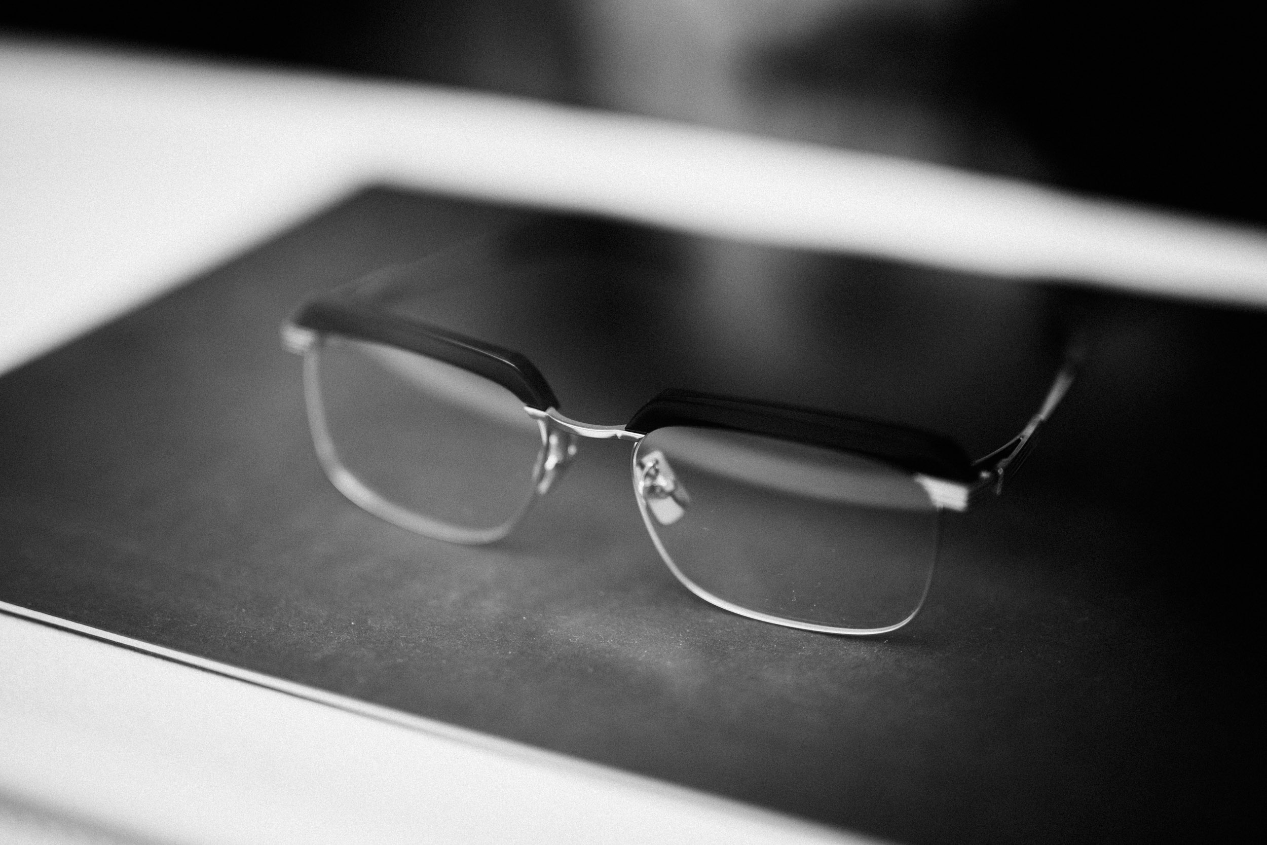 Eckige Browline-Brille auf dunklem Tablett