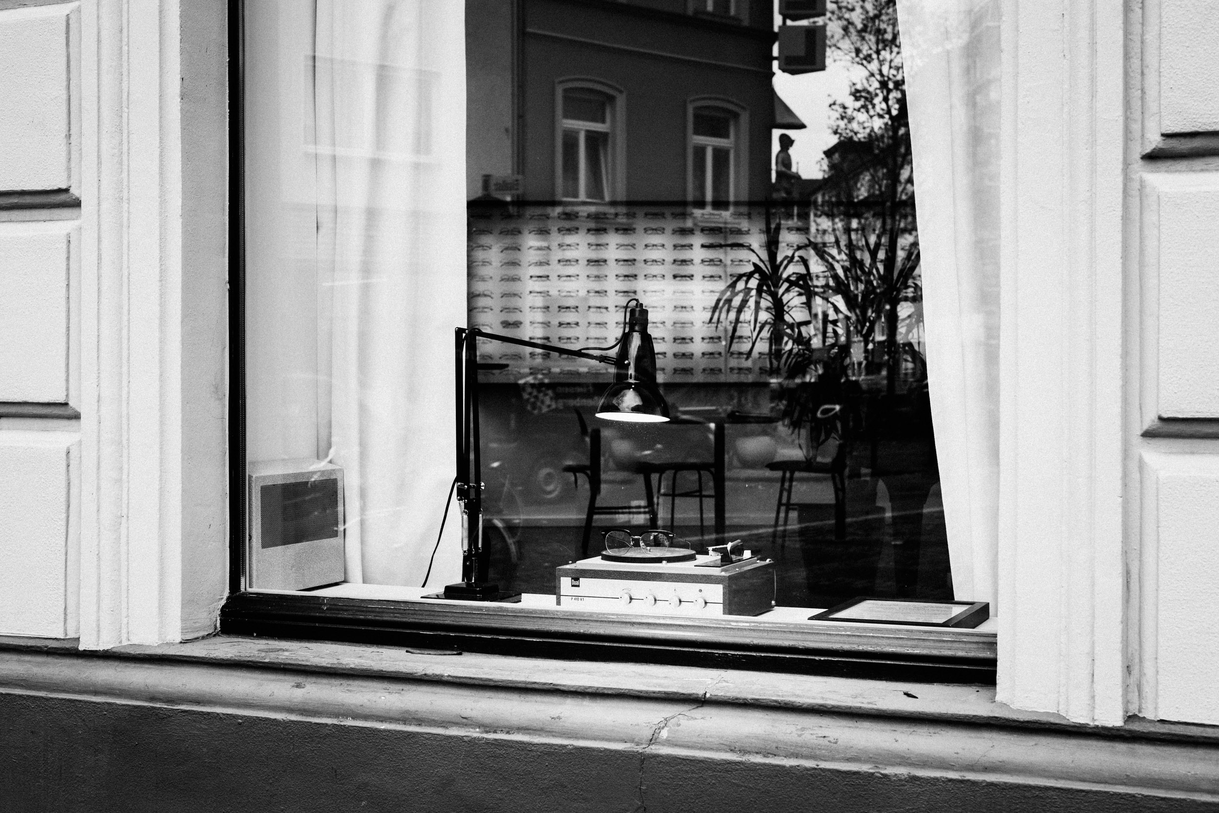 Schaufenster mit Lampe, Plattenspieler und Brille